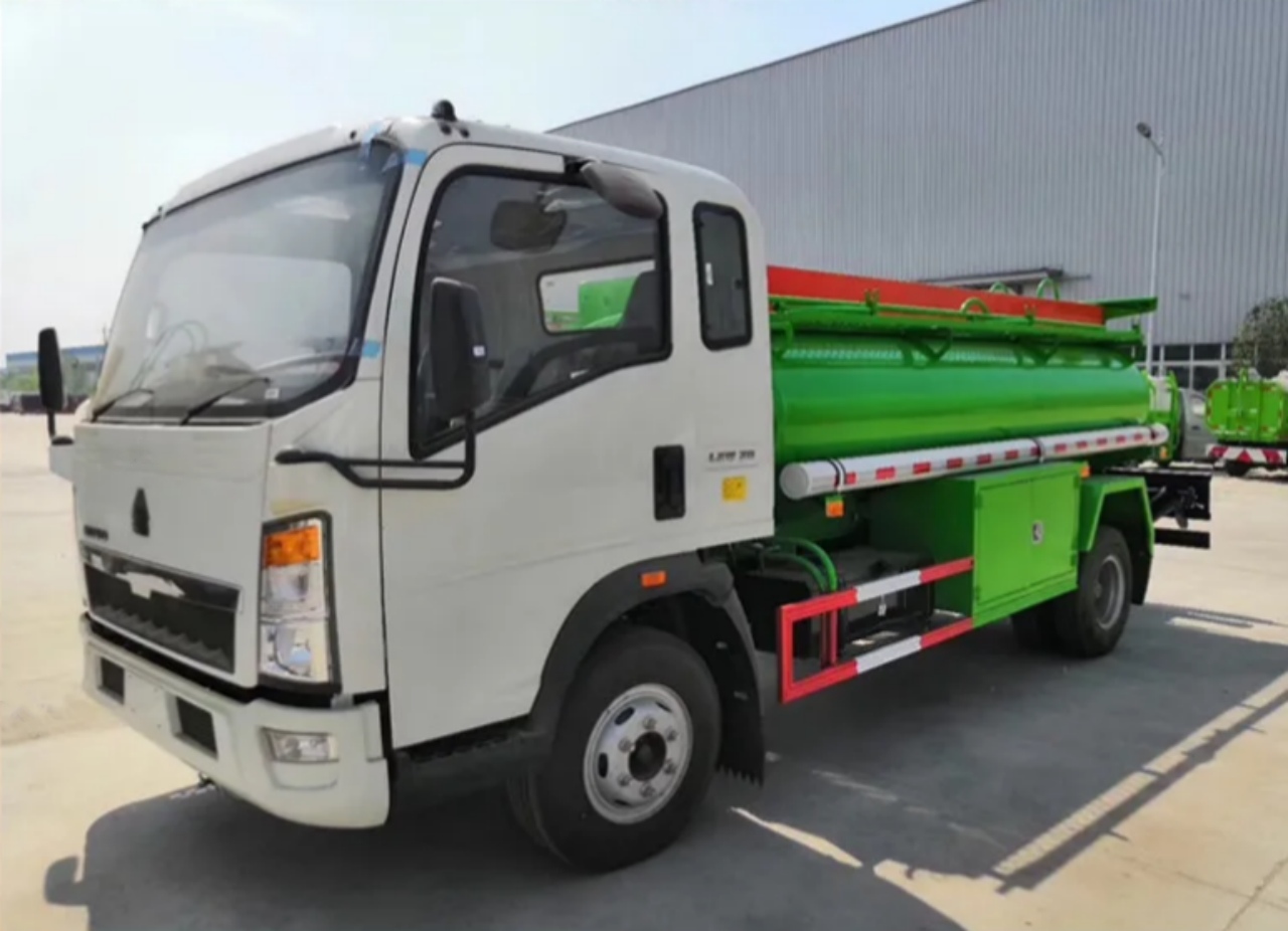 HOWO 3500 Liters Small Fuel Tanker Truck