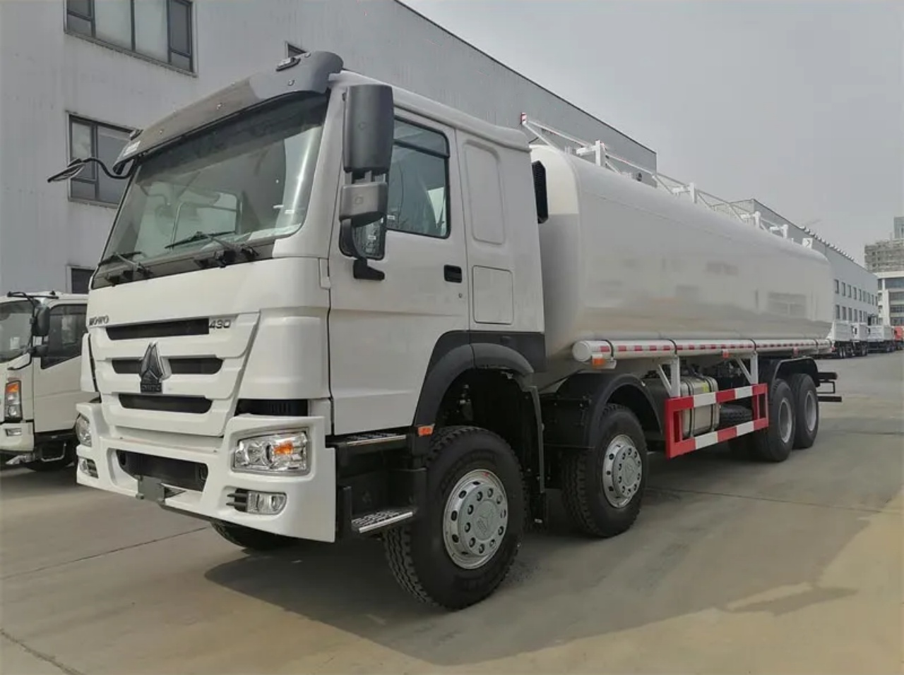 HOWO 35000 Liters Water Tanker Truck (4) HOWO 35000 Liters Water Tanker Truck (4)