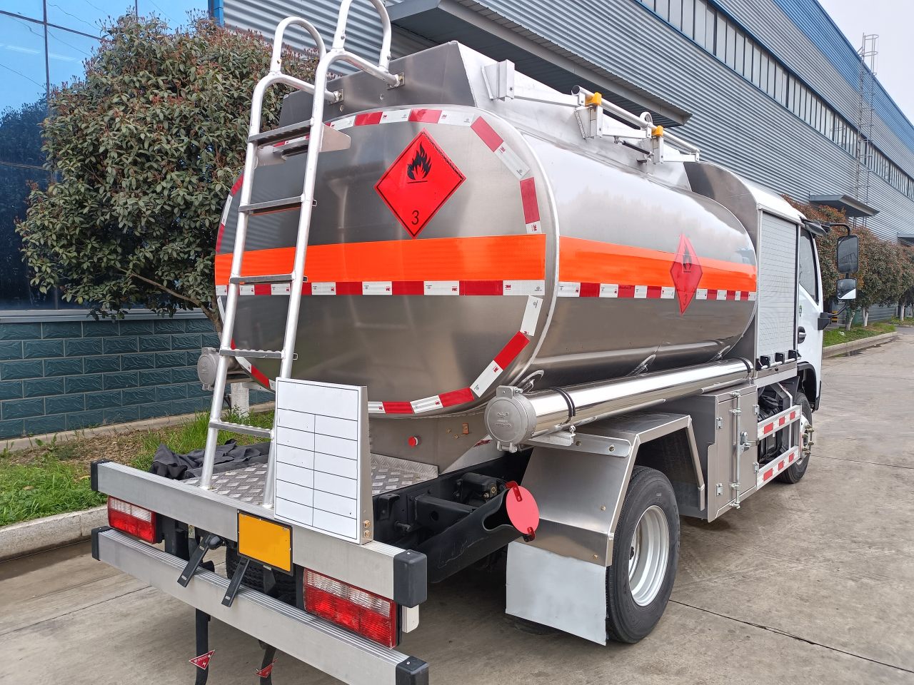 HOWO 5000 Liters Aircraft Refueling Truck (4)