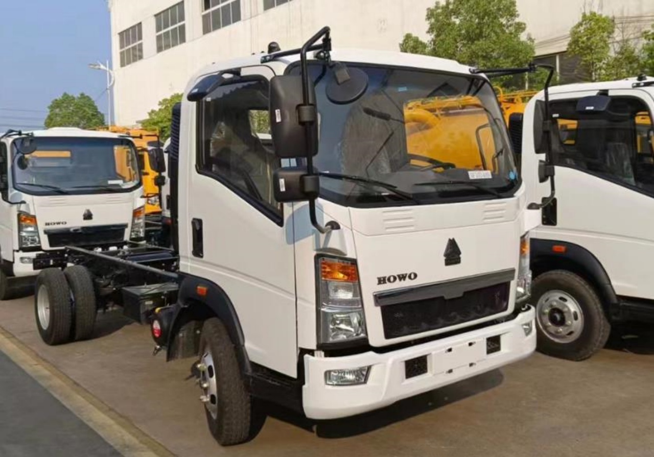 HOWO 5000 Liters Aircraft Refueling Truck (6)