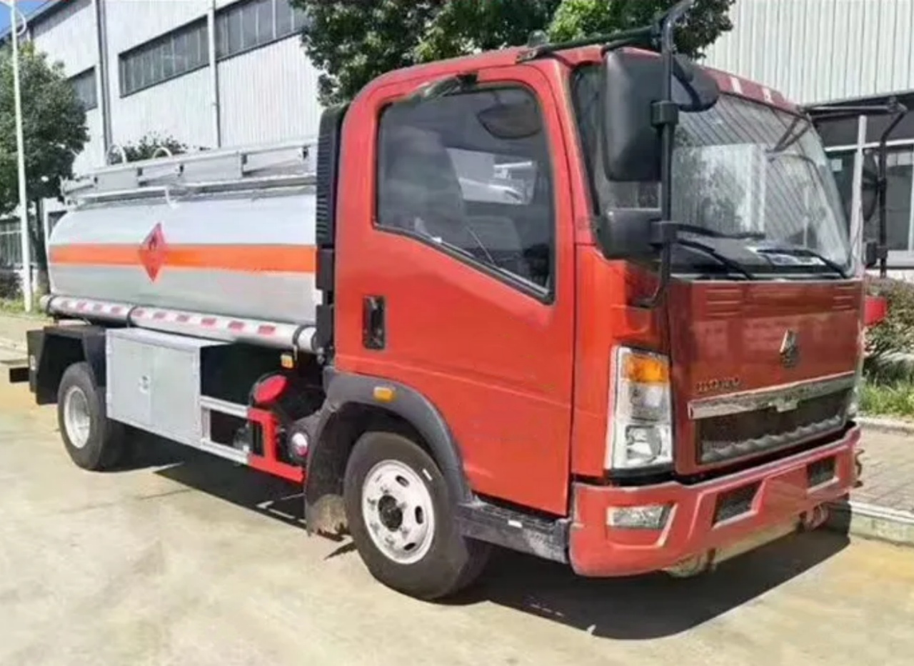 HOWO 5000 Liters Fuel Transport Truck (2)