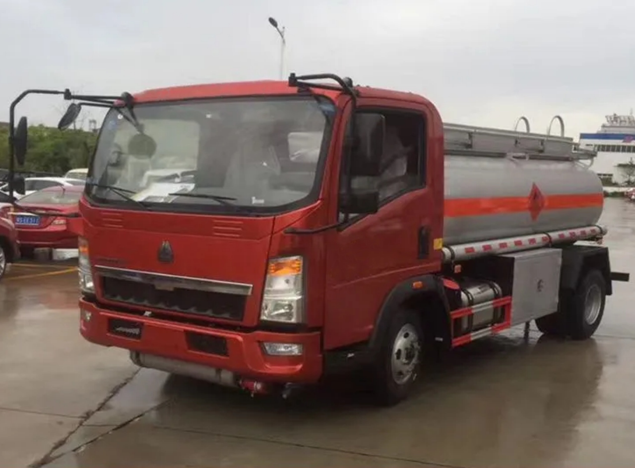 HOWO 5000 Liters Fuel Transport Truck (3)