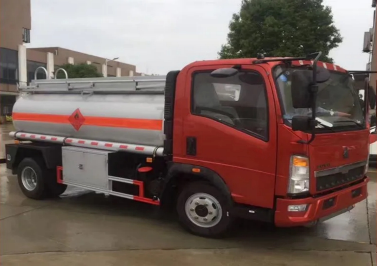 HOWO 5000 Liters Fuel Transport Truck (4)
