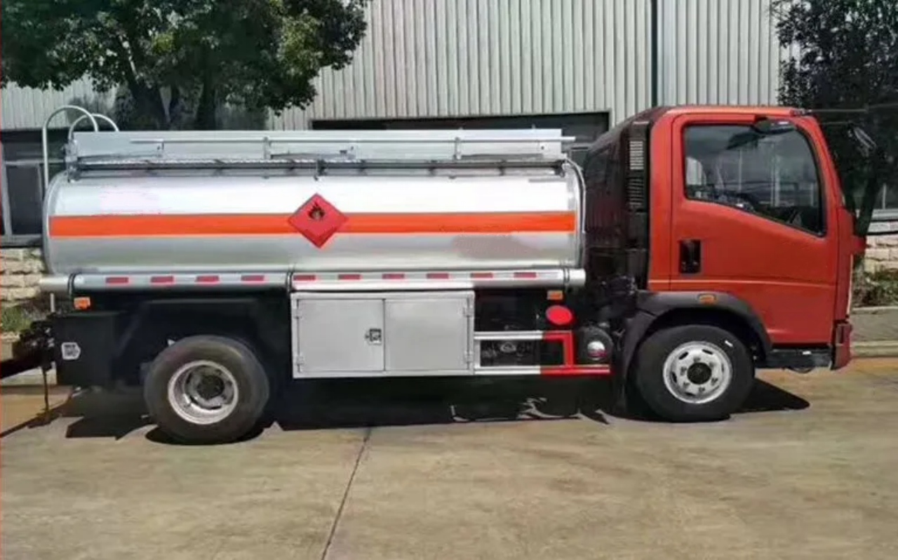 HOWO 5000 Liters Fuel Transport Truck (6)