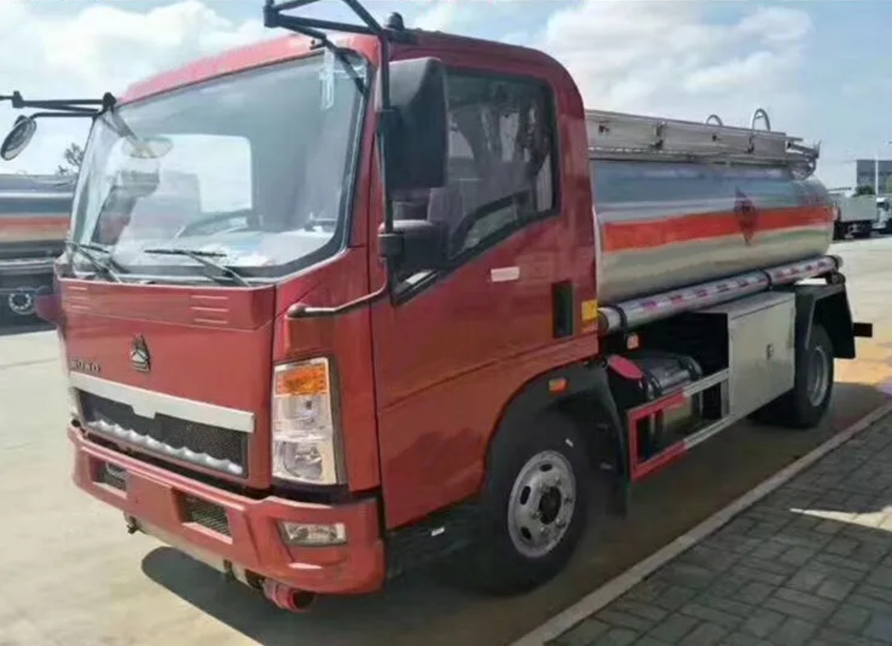 HOWO 5000 Liters Fuel Transport Truck