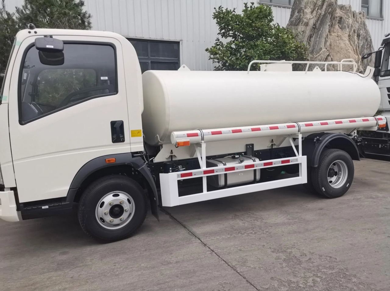 HOWO 5000 Liters Mobile Fuel Truck (2)