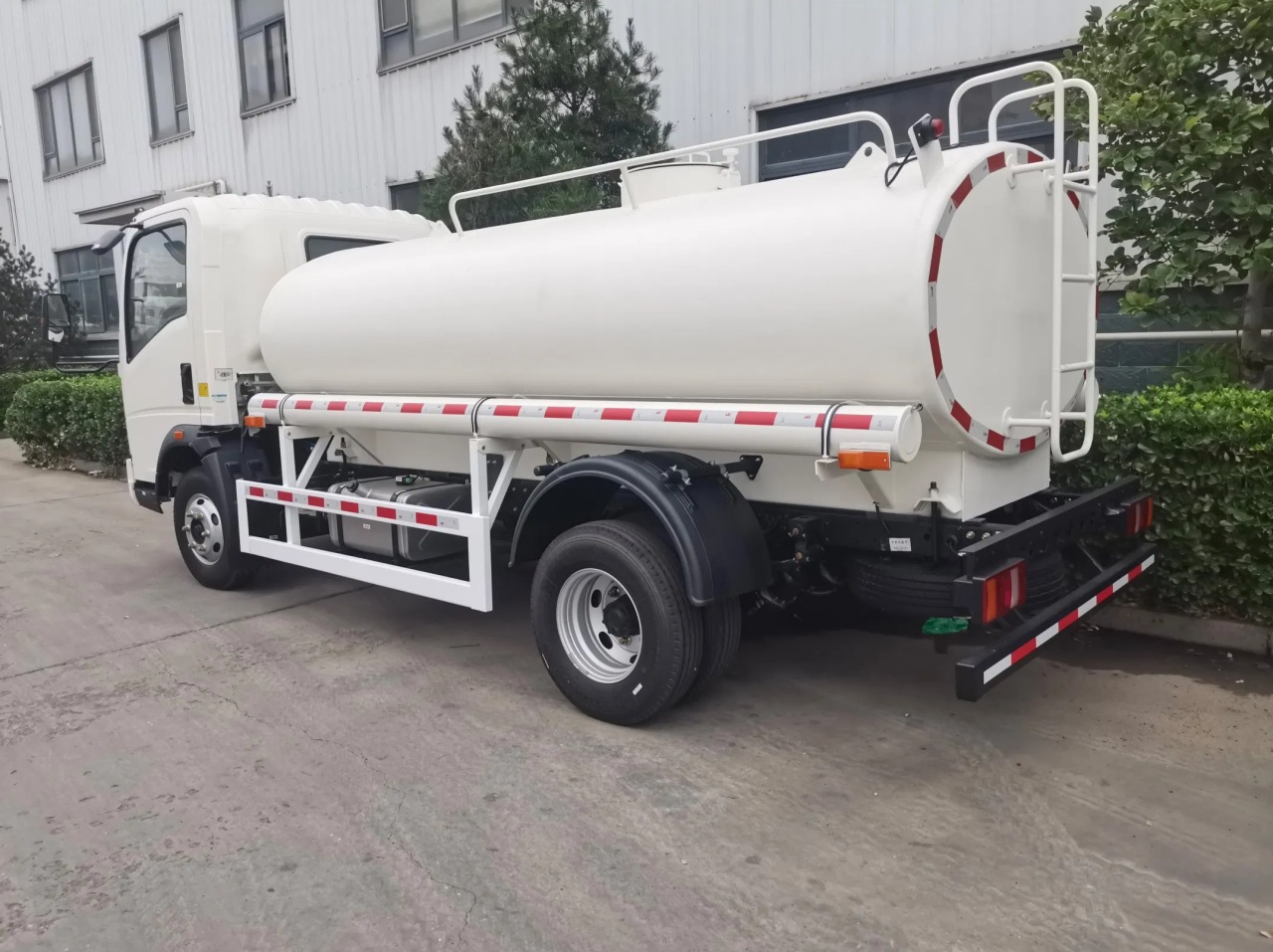 HOWO 5000 Liters Mobile Fuel Truck (3)