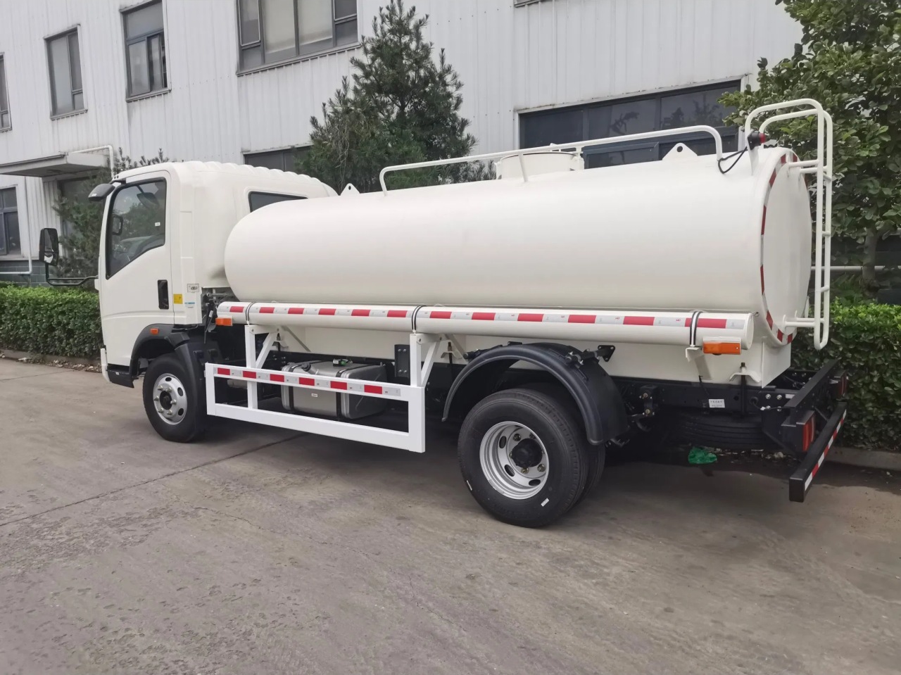 HOWO 5000 Liters Mobile Fuel Truck (4)