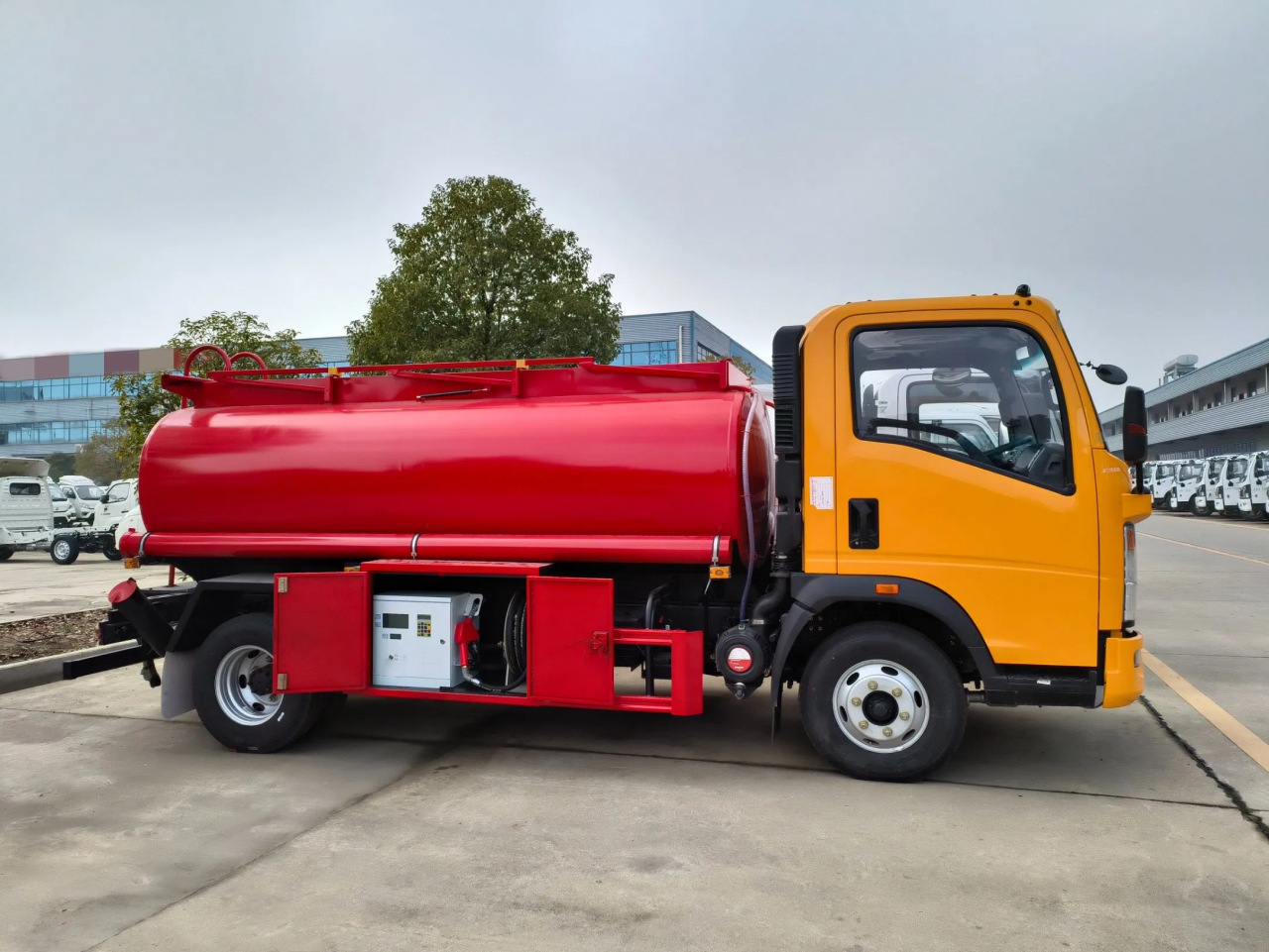 HOWO 5000 Liters Small Fuel Bowser (2)
