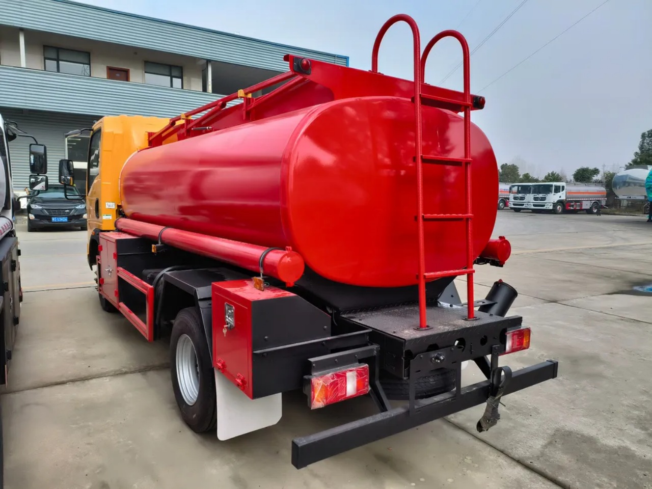 HOWO 5000 Liters Small Fuel Bowser (3)