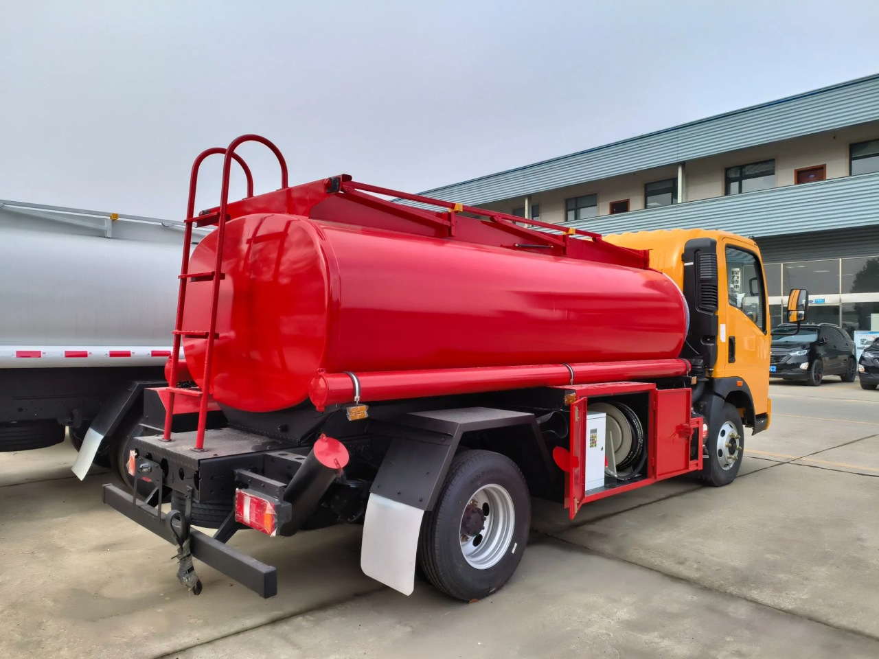 HOWO 5000 Liters Small Fuel Bowser (4)