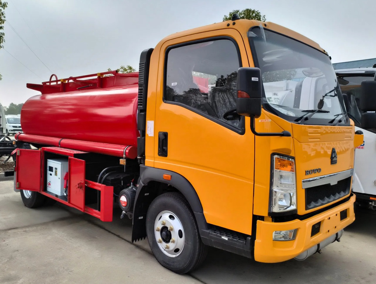 HOWO 5000 Liters Small Fuel Bowser