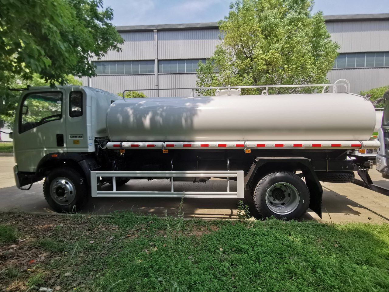 HOWO 5CBM Milk Tank Truck (2)