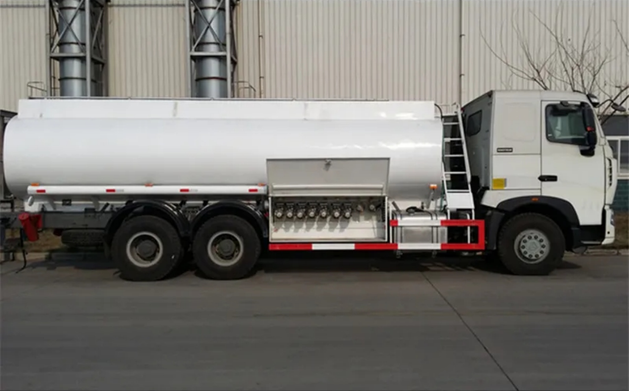 HOWO A7 20000 Liters Oil Transport Truck (2) HOWO A7 20000 Liters Oil Transport Truck (2)