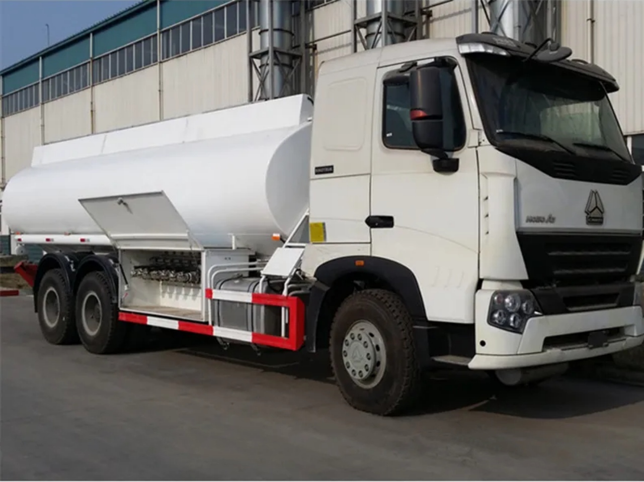 HOWO A7 20000 Liters Oil Transport Truck (3) HOWO A7 20000 Liters Oil Transport Truck (3)