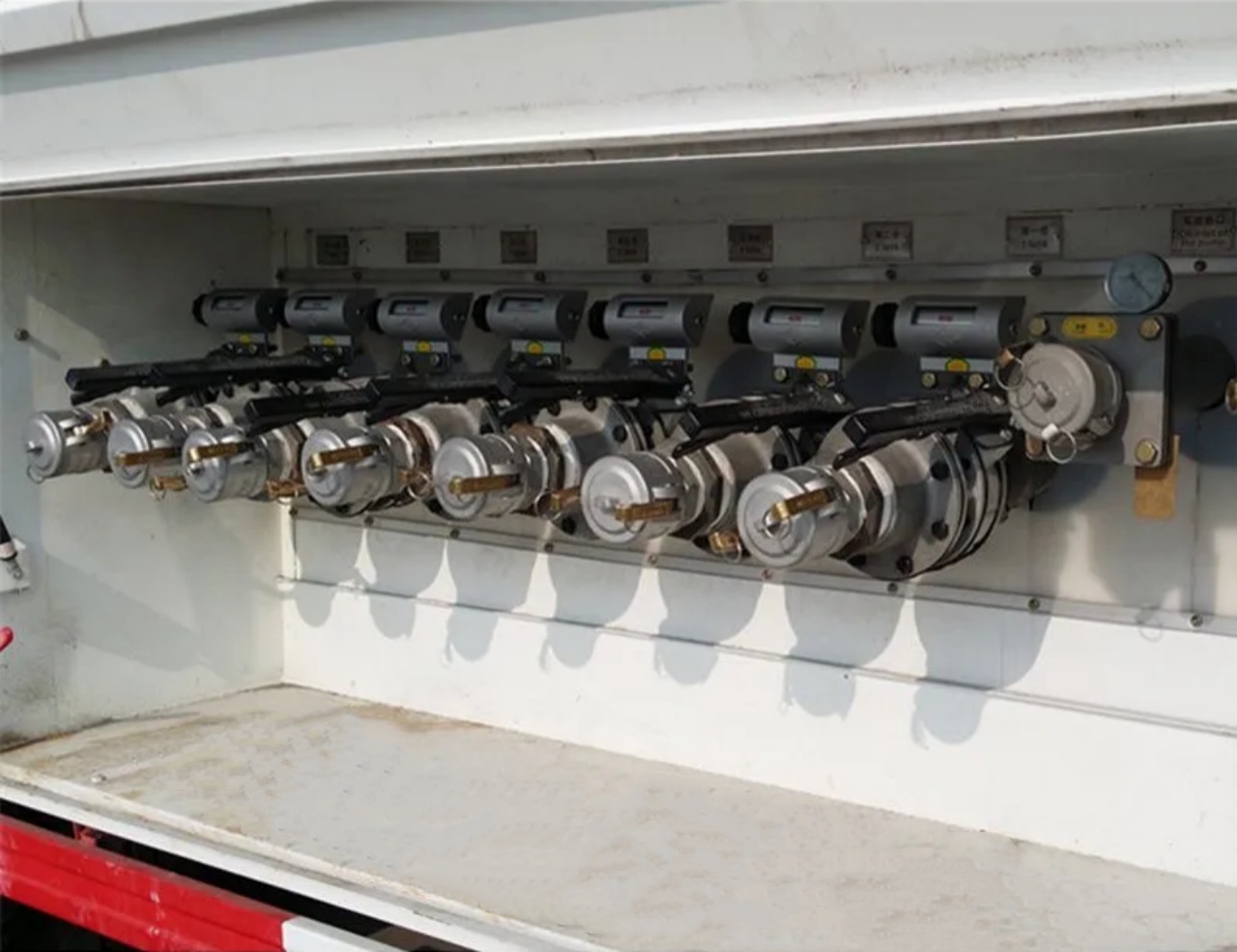 HOWO A7 20000 Liters Oil Transport Truck (5) HOWO A7 20000 Liters Oil Transport Truck (5)