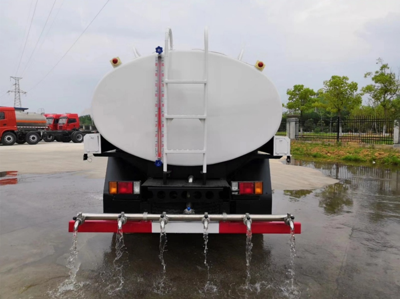ISUZU 8000 Liters Milk Tank Truck (6)