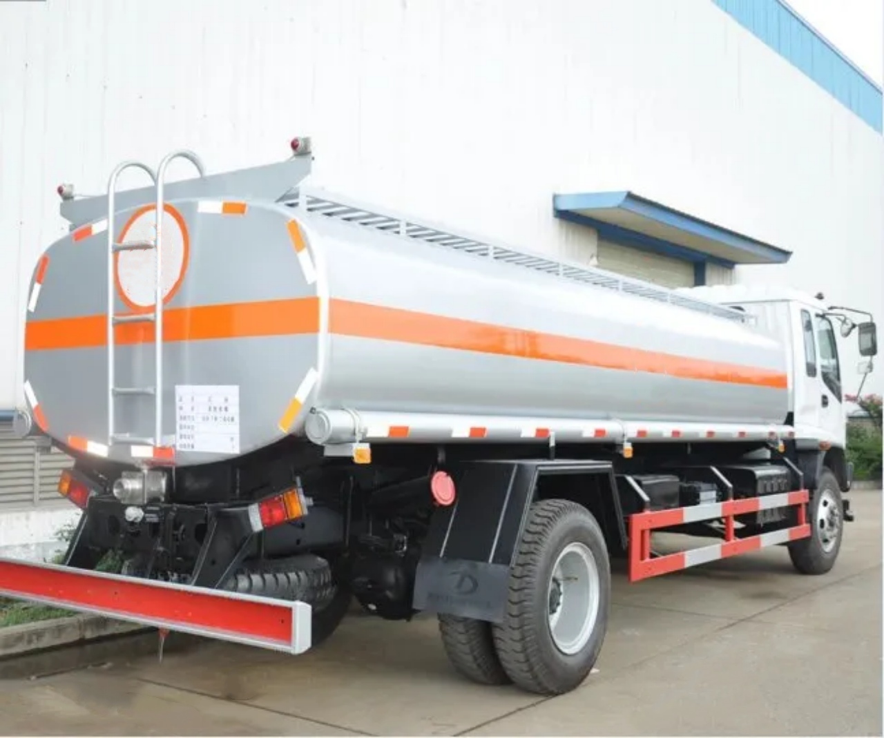 ISUZU FVR 15000 Liters Oil Refueling Tanker Truck (3) ISUZU FVR 15000 Liters Oil Refueling Tanker Truck (3)