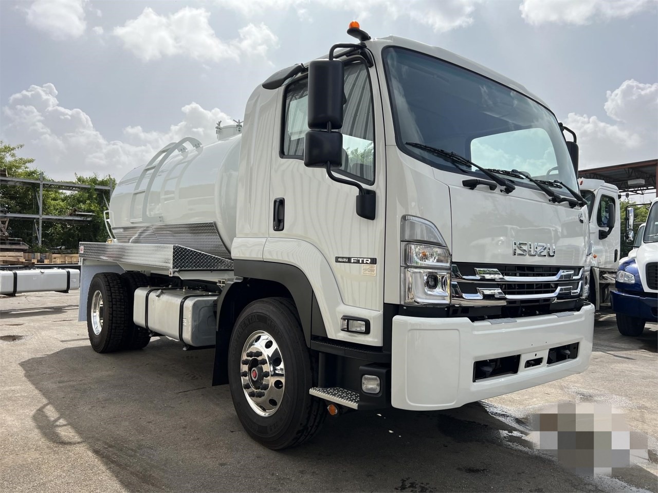 ISUZU Water Tank Truck (2)