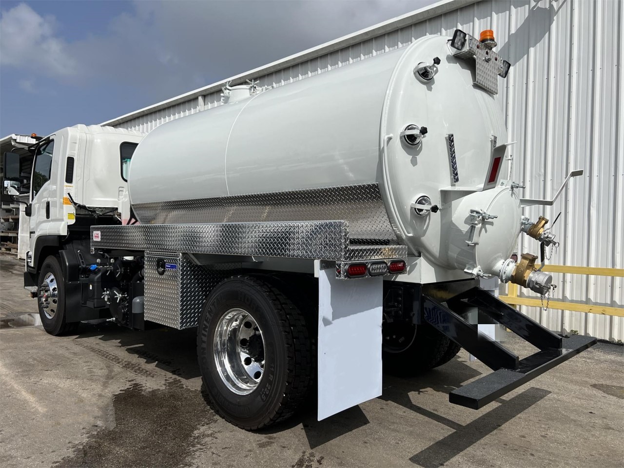 ISUZU Water Tank Truck (4)