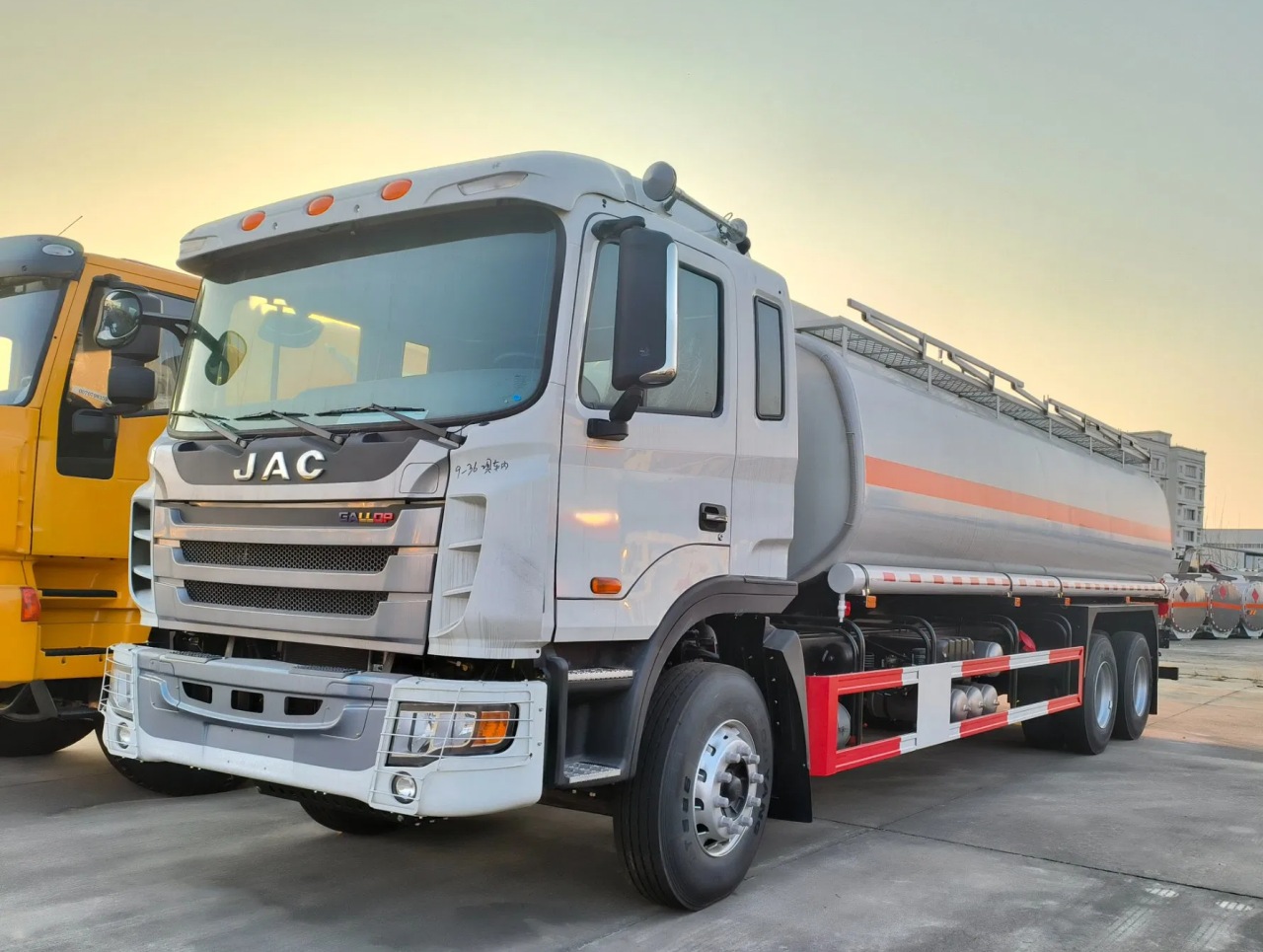 JAC 20000 Liters Diesel Fuel Bowser (2)