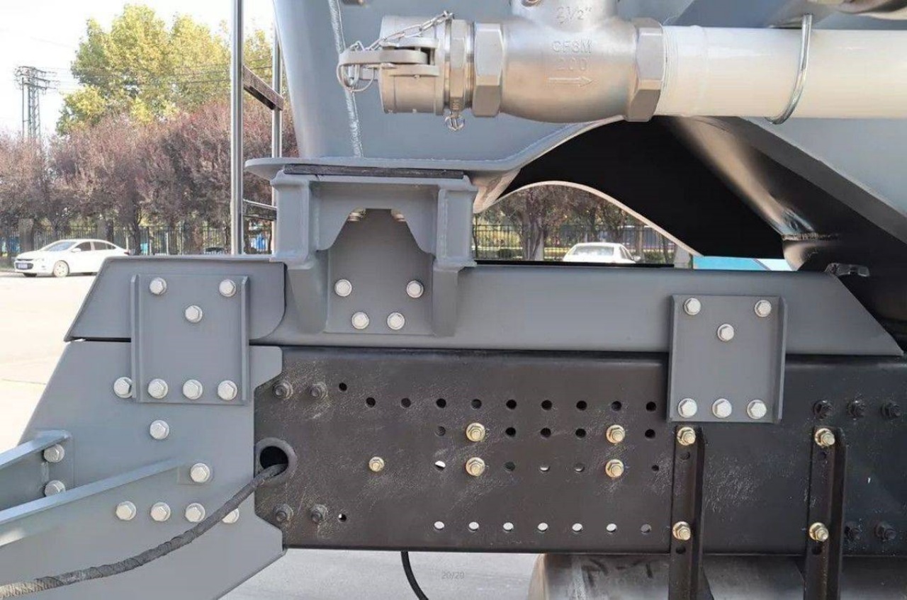 Low-density Pneumatic Tank Truck — One Tank, Multiple Capabilities! (3)