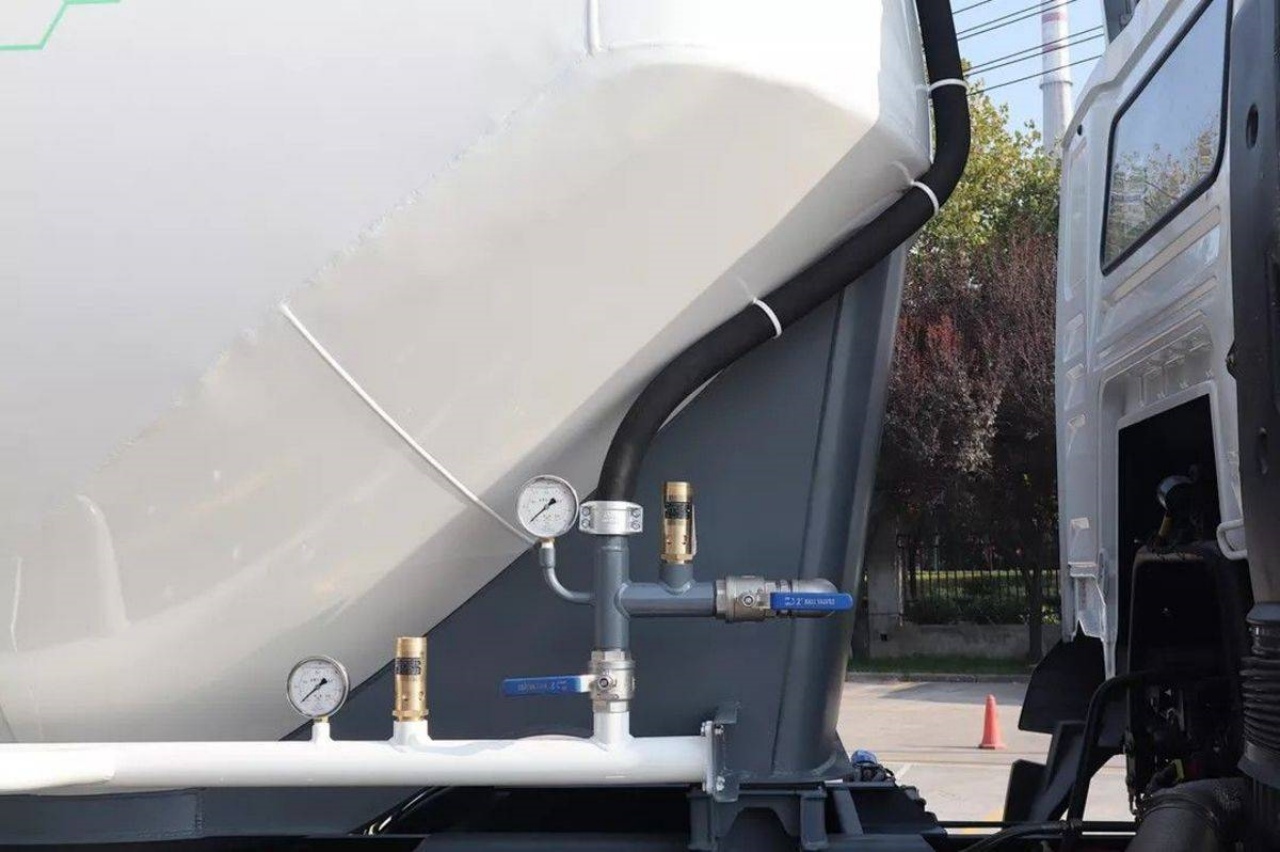 Low-density Pneumatic Tank Truck — One Tank, Multiple Capabilities! (5)