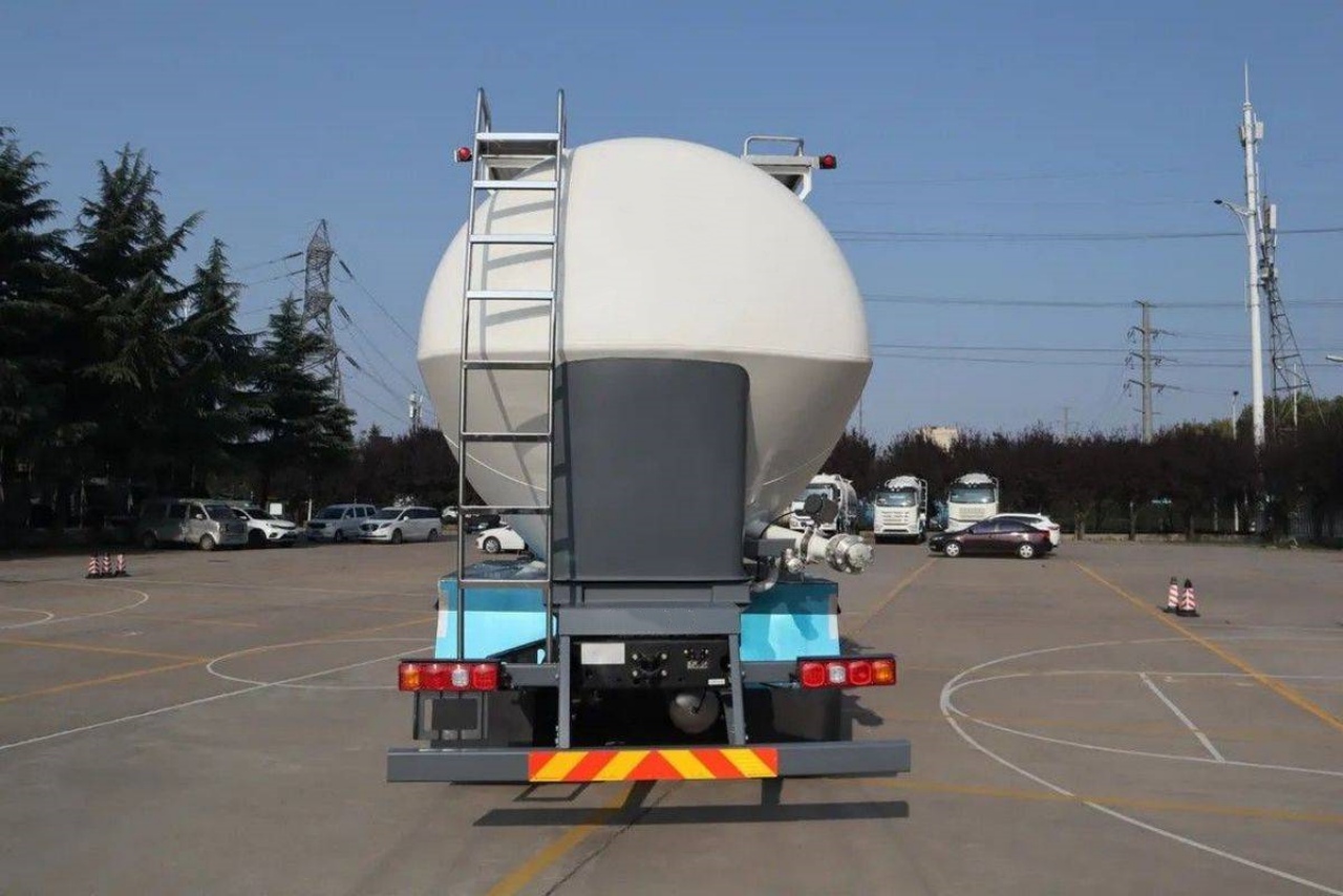 Low-density Pneumatic Tank Truck — One Tank, Multiple Capabilities! (8)