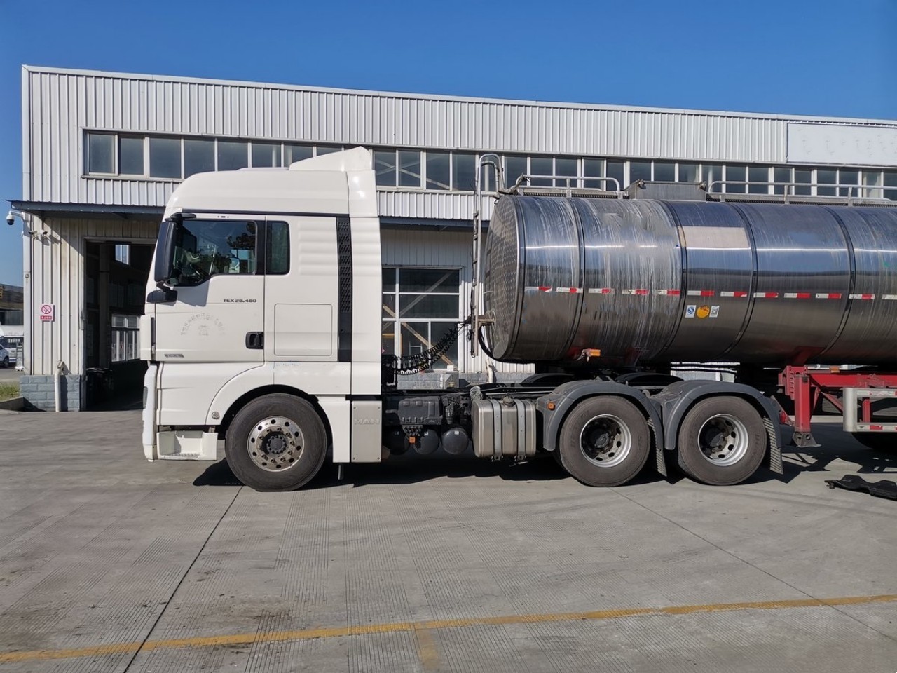 MAN TGX Fresh Milk Truck – A High-Performance, High-Efficiency Choice! (5)