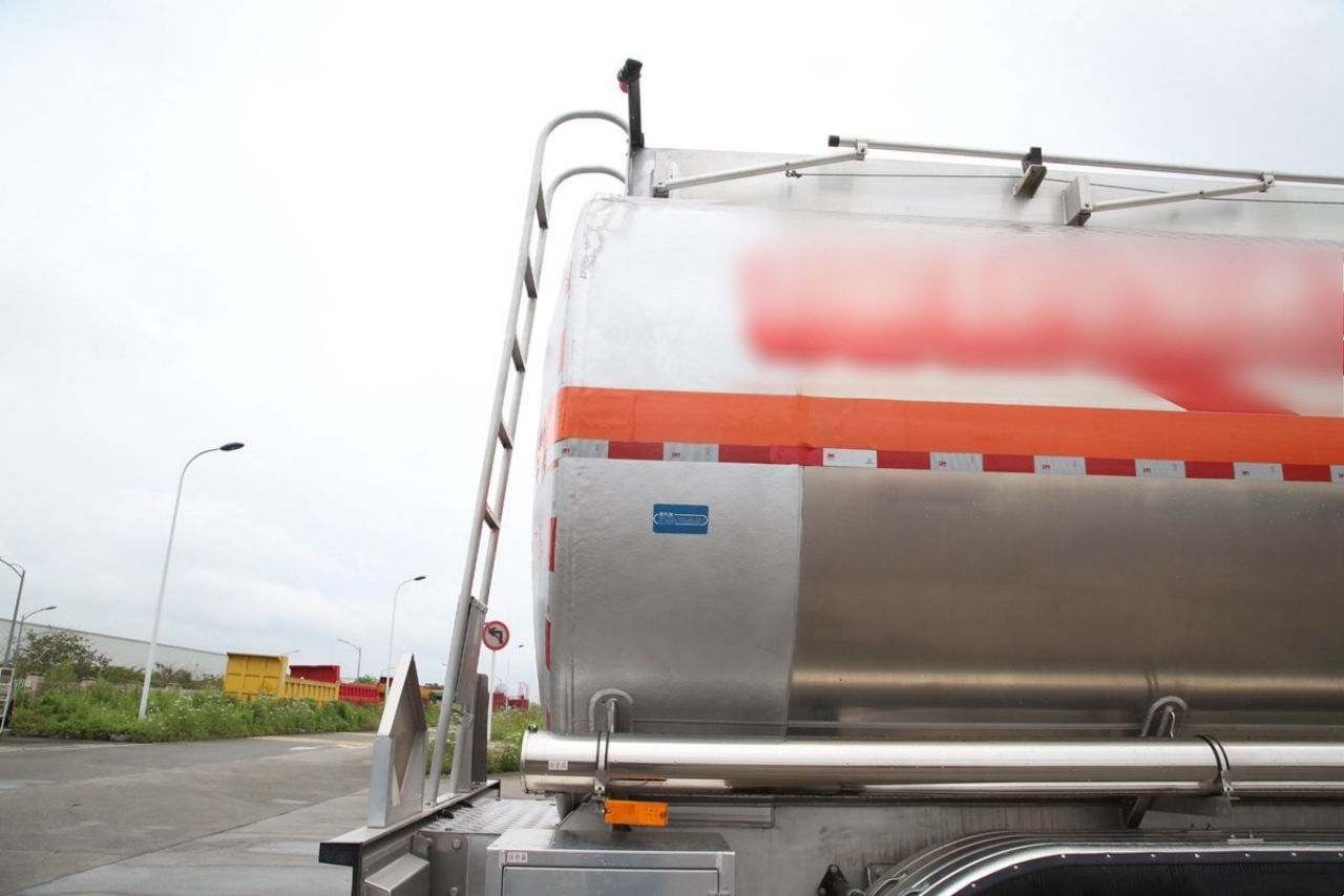 SAIC IVECO Hongyan C500e Fuel Tanker Truck — Intelligent Body Protects Your Safety! (14)