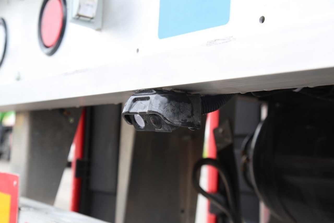 SAIC IVECO Hongyan C500e Fuel Tanker Truck — Intelligent Body Protects Your Safety! (16)
