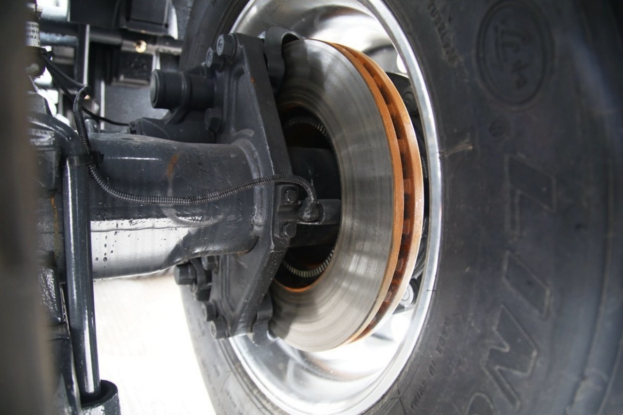 SAIC IVECO Hongyan C500e Fuel Tanker Truck — Intelligent Body Protects Your Safety! (17)