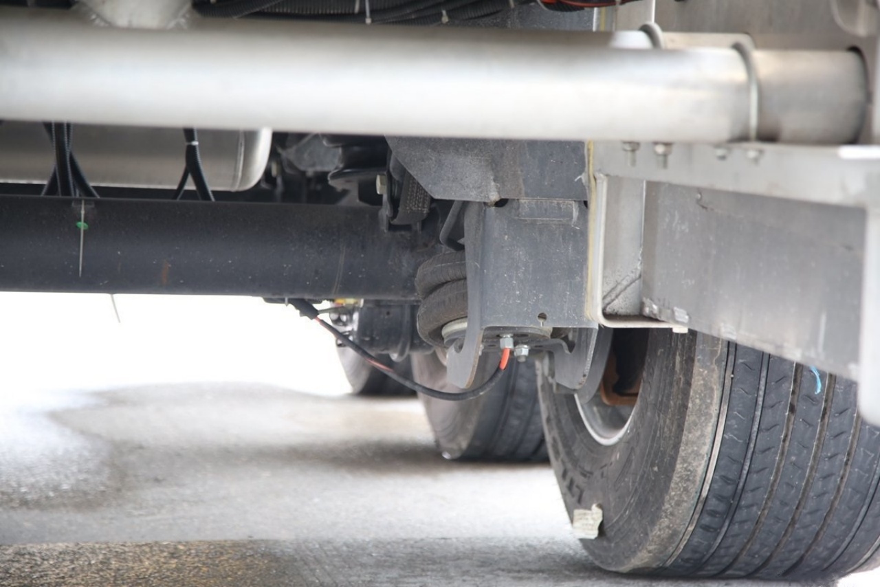 SAIC IVECO Hongyan C500e Fuel Tanker Truck — Intelligent Body Protects Your Safety! (18)