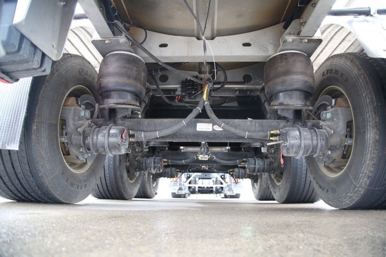 SAIC IVECO Hongyan C500e Fuel Tanker Truck — Intelligent Body Protects Your Safety! (19)