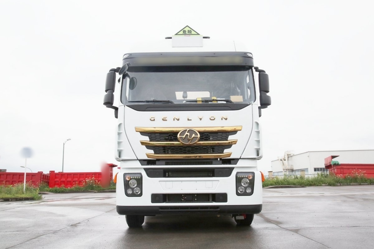SAIC IVECO Hongyan C500e Fuel Tanker Truck — Intelligent Body Protects Your Safety! (2)