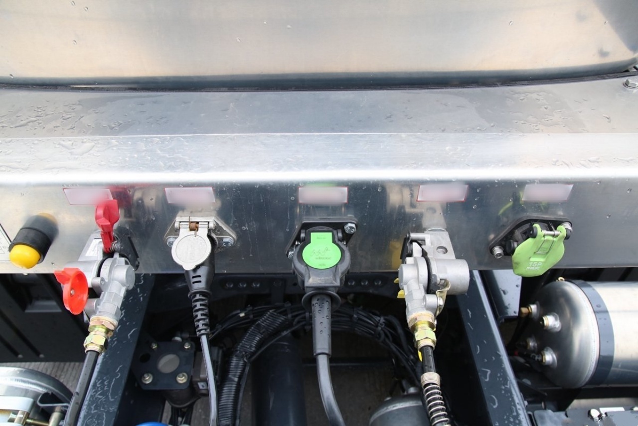 SAIC IVECO Hongyan C500e Fuel Tanker Truck — Intelligent Body Protects Your Safety! (20)