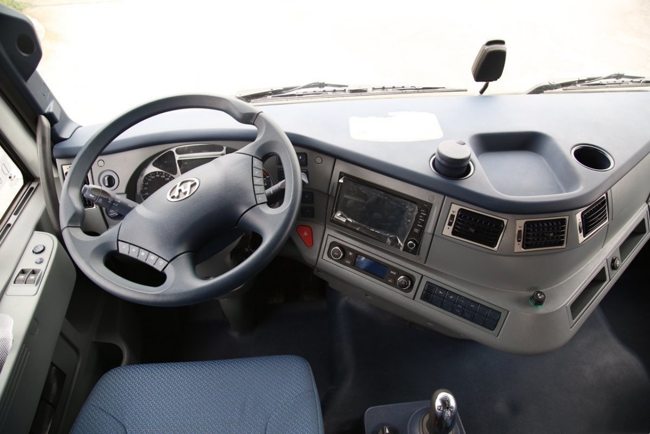 SAIC IVECO Hongyan C500e Fuel Tanker Truck — Intelligent Body Protects Your Safety! (23)