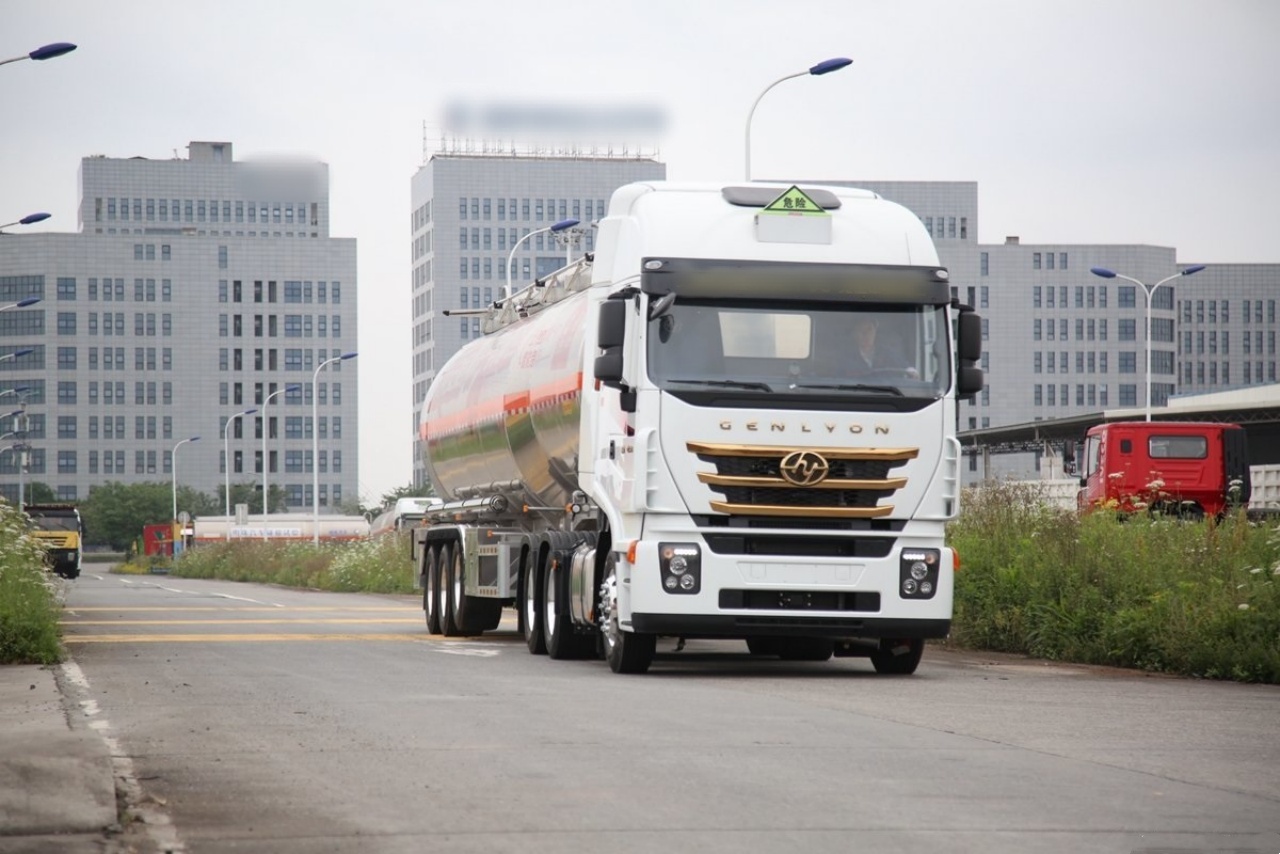 SAIC IVECO Hongyan C500e Fuel Tanker Truck — Intelligent Body Protects Your Safety! (25)