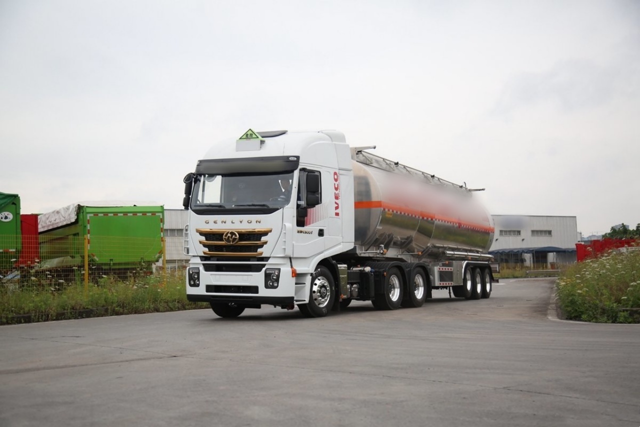 SAIC IVECO Hongyan C500e Fuel Tanker Truck — Intelligent Body Protects Your Safety! (26)