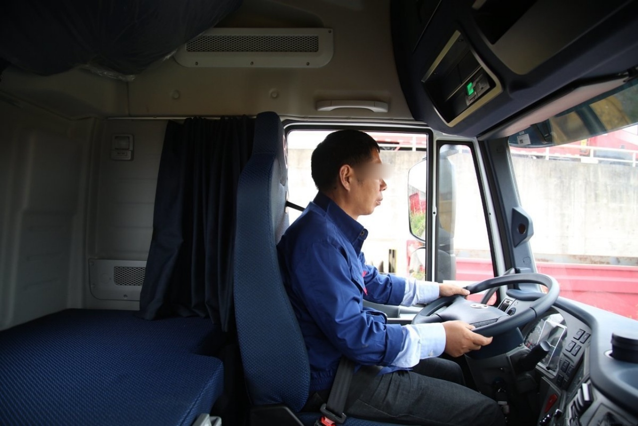SAIC IVECO Hongyan C500e Fuel Tanker Truck — Intelligent Body Protects Your Safety! (27)