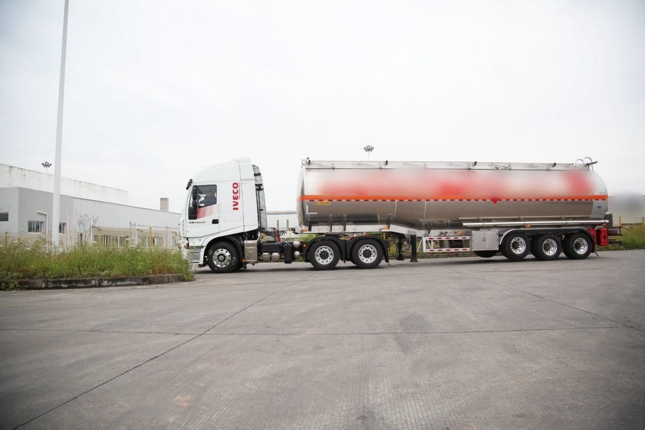 SAIC IVECO Hongyan C500e Fuel Tanker Truck — Intelligent Body Protects Your Safety! (28)
