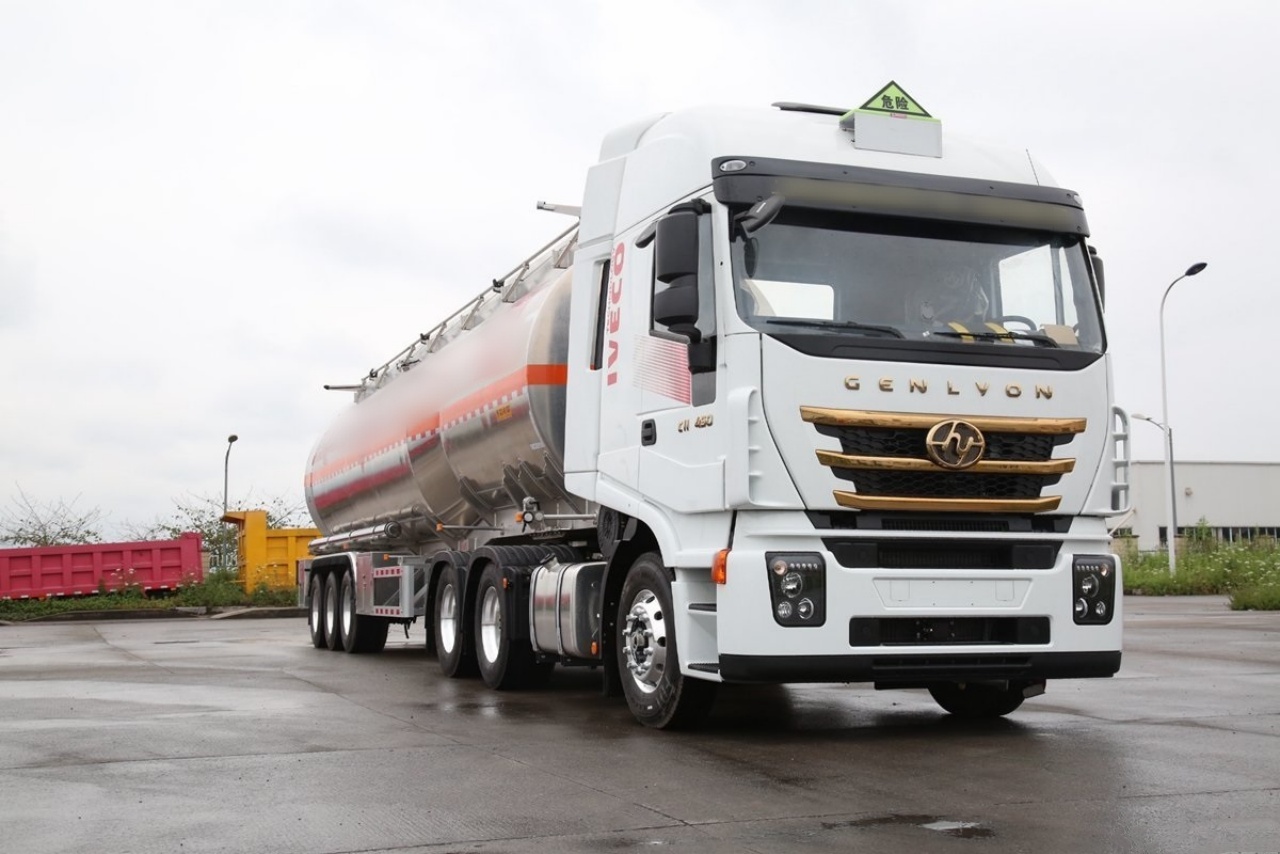 SAIC IVECO Hongyan C500e Fuel Tanker Truck — Intelligent Body Protects Your Safety! (3)