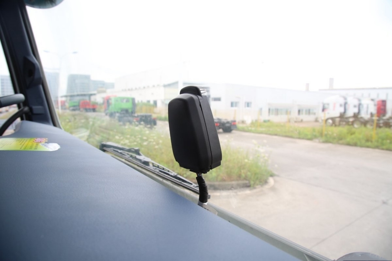 SAIC IVECO Hongyan C500e Fuel Tanker Truck — Intelligent Body Protects Your Safety! (6)