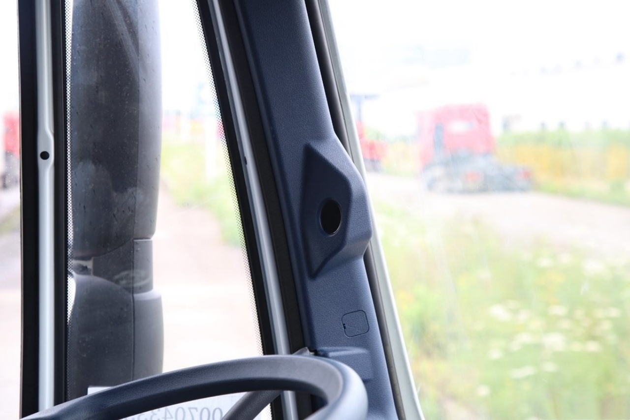 SAIC IVECO Hongyan C500e Fuel Tanker Truck — Intelligent Body Protects Your Safety! (8)