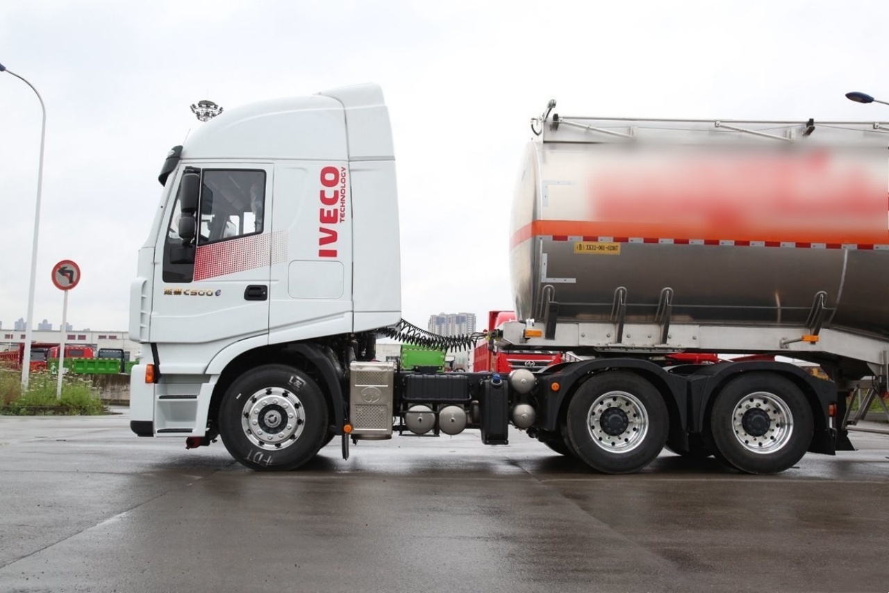 SAIC IVECO Hongyan C500e Fuel Tanker Truck — Intelligent Body Protects Your Safety! (9)