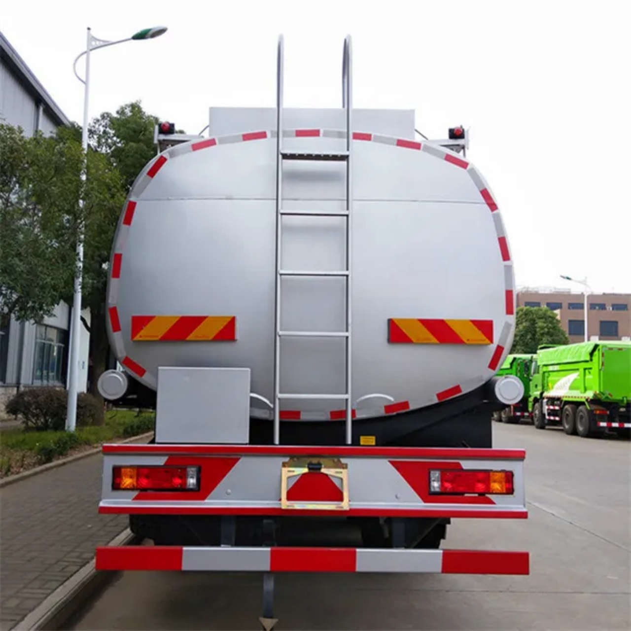 SHACMAN 33 CBM Fuel Delivery Truck (4) SHACMAN 33 CBM Fuel Delivery Truck (4)