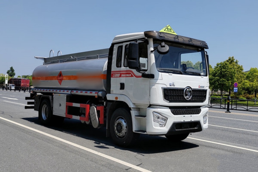 SHACMAN Delong L5000 15000 Liter Fuel Tanker Lorry — The All-Purpose Little Titan!