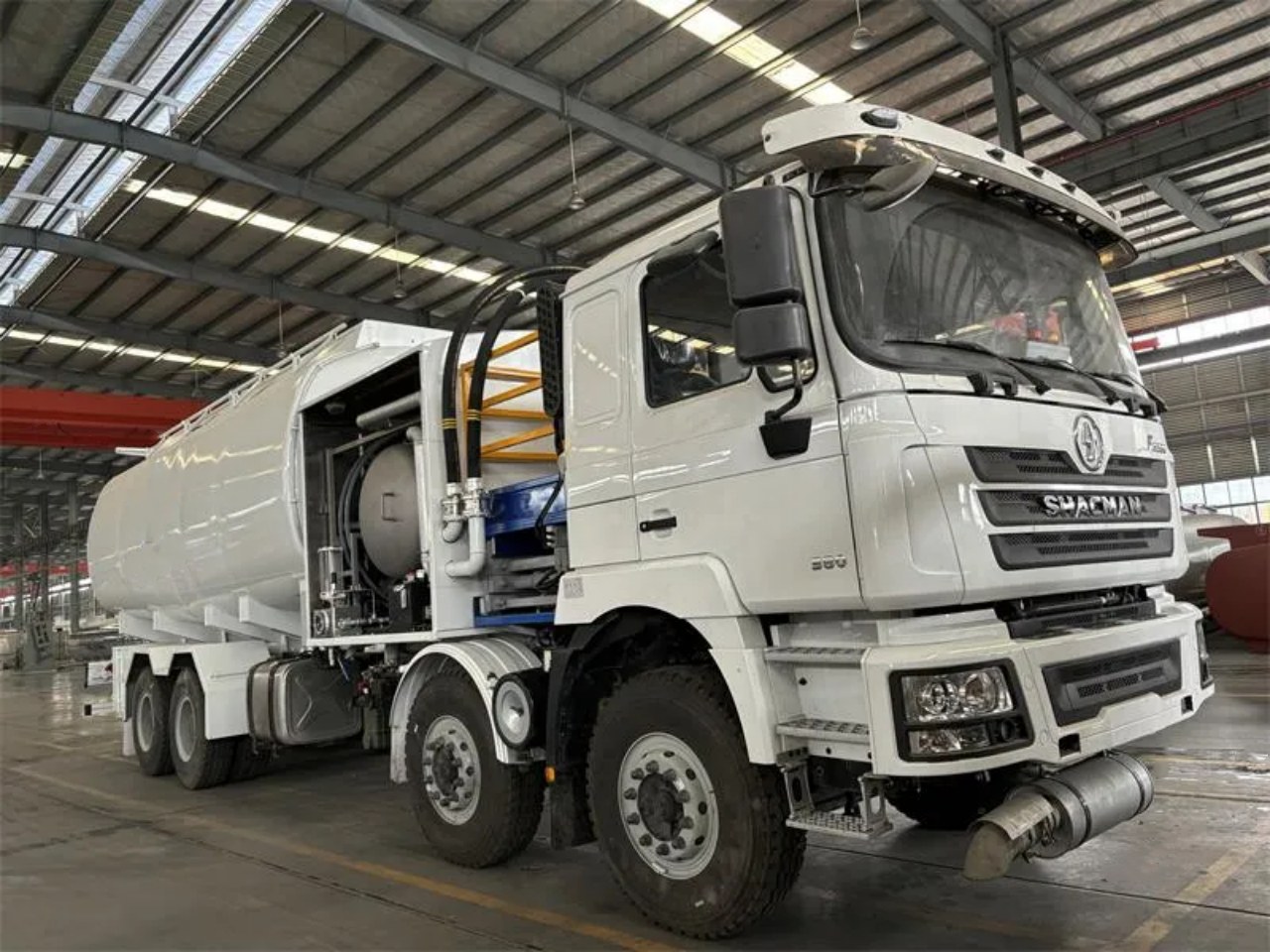 SHACMAN F3000 30000 Liters Aircraft Refueller (2)