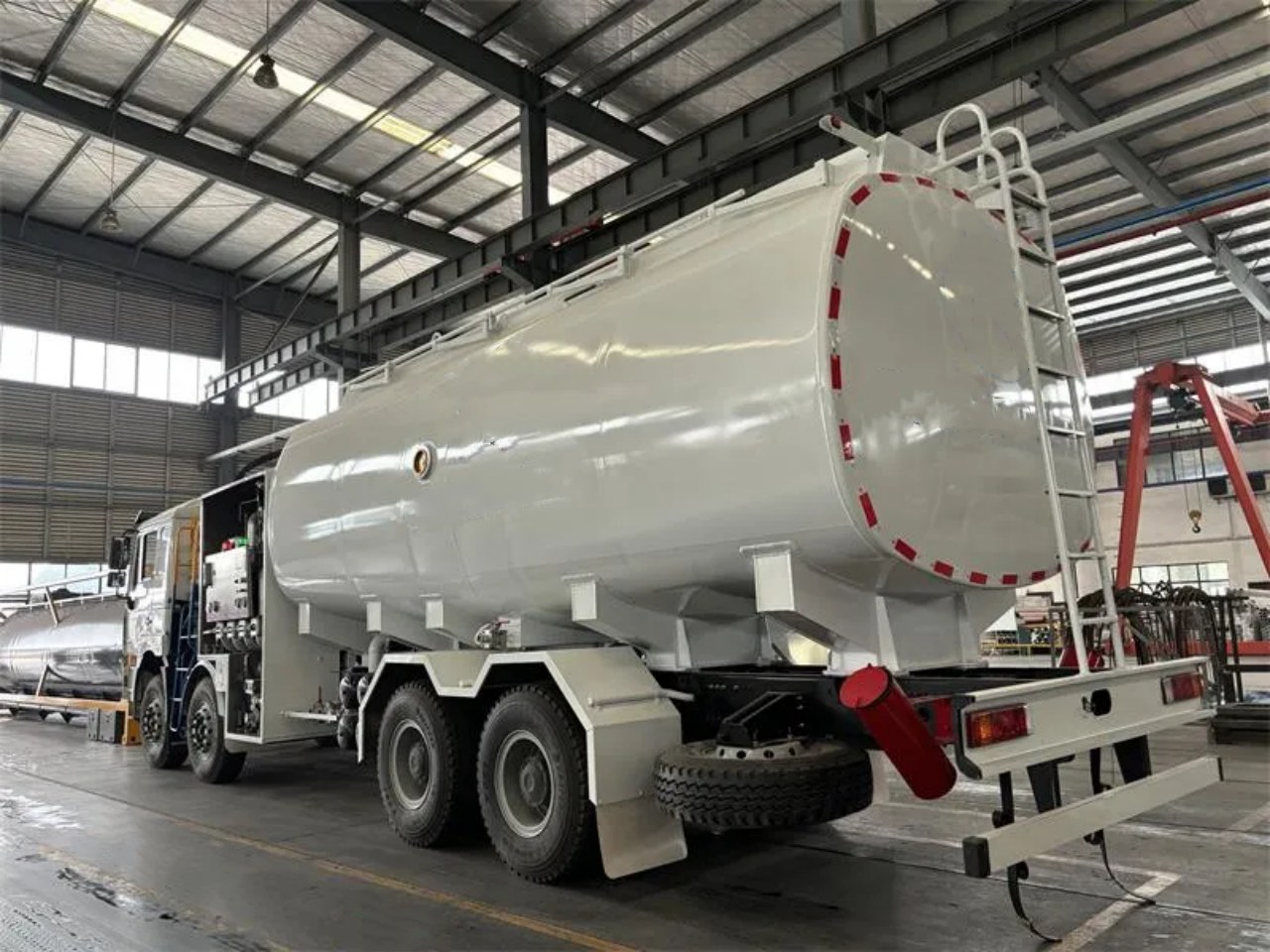 SHACMAN F3000 30000 Liters Aircraft Refueller (4)