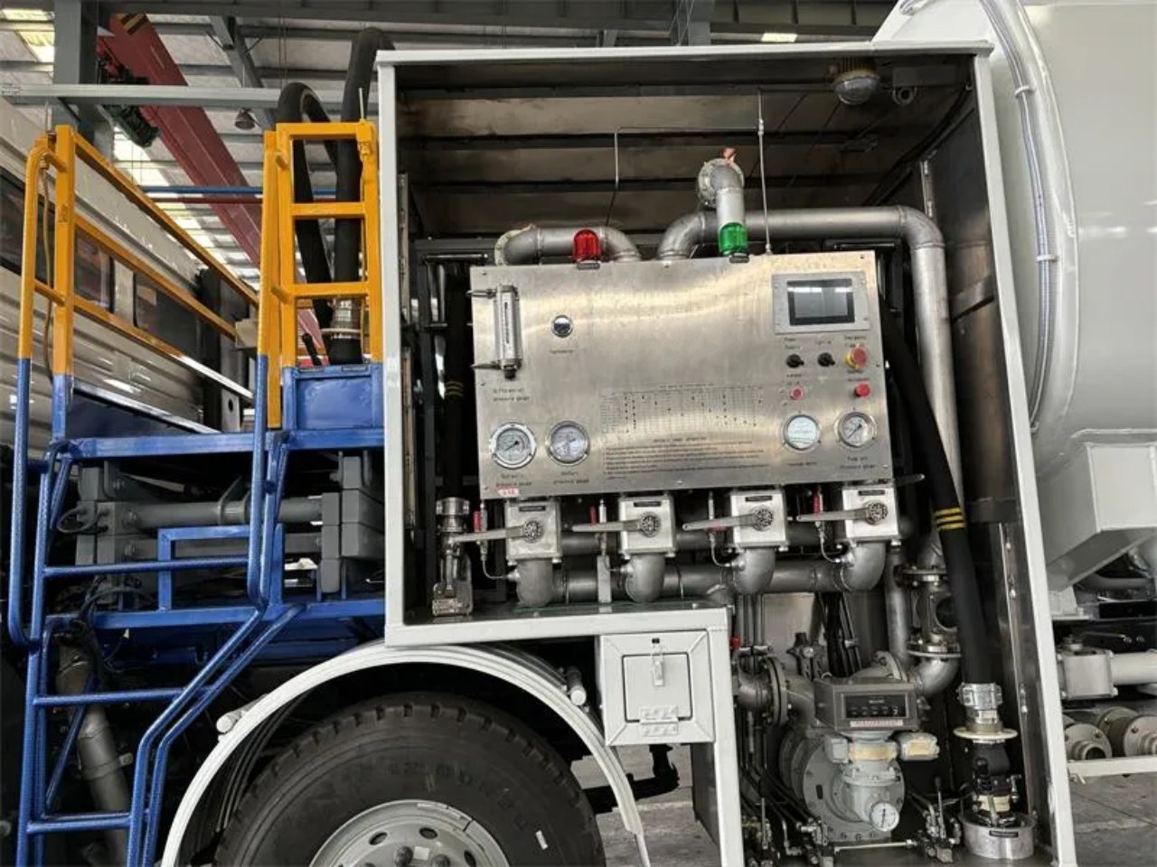 SHACMAN F3000 30000 Liters Aircraft Refueller (5)